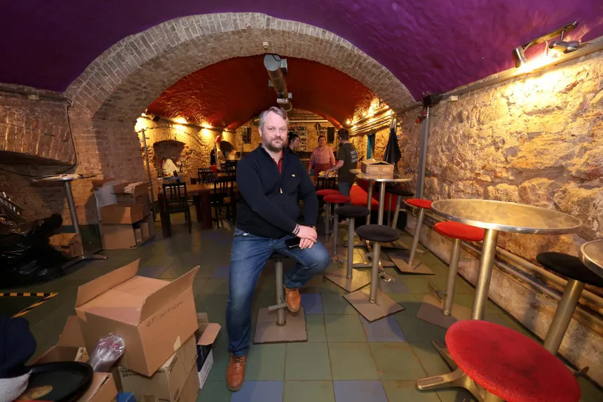 Rainer Kaasik (Tartus Rays Music Bar omanik, juhataja, baarimees, kus naisi noori palju )